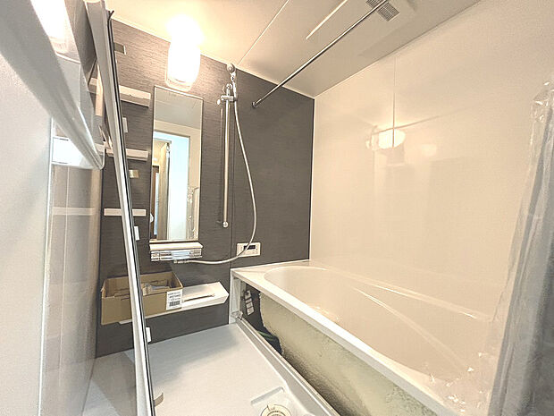 広々空間のお風呂は一日の疲れを癒してくれます！小窓もあり、換気のできるお手入れのしやすい浴室です！