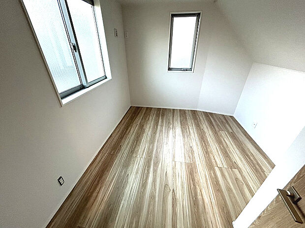 ベッドルームは、窓からの採光性が高く室内空間を明るくしてくれます。