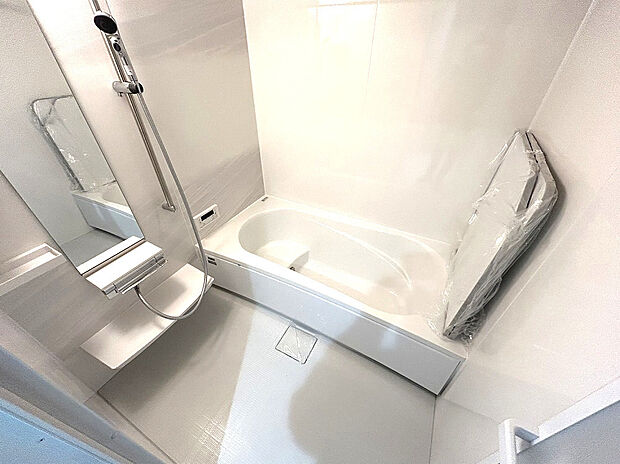 広々空間のお風呂は一日の疲れを癒してくれます！小窓もあり、換気のできるお手入れのしやすい浴室です！