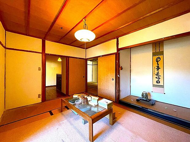 ２階の和室は茶室として使用しておられましたので、とても趣きがあります。水屋も隣接していますので、ゲストルームとしてのご利用も最適です。