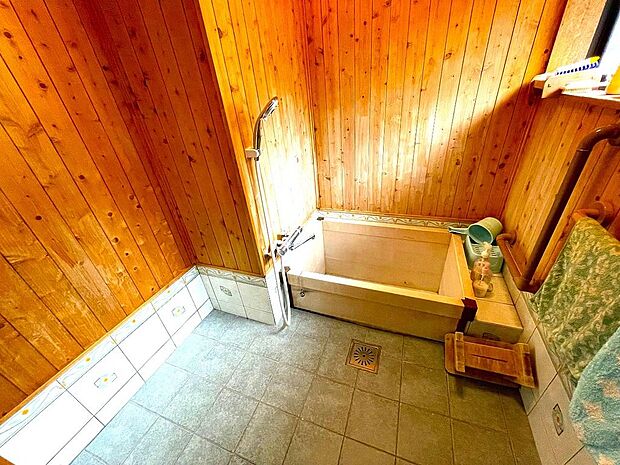天然材が使われたオンリーワンの浴室です。浴室暖房乾燥機も備わります。