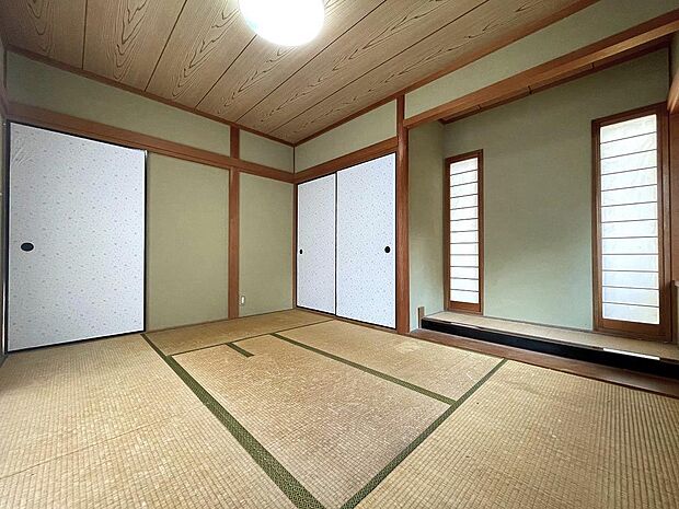 １階和室６帖は１間サイズの押入収納に加え、嬉しい床の間が備わる純和風のお部屋です。表層リフォームで更に素敵なお部屋になりそうです。