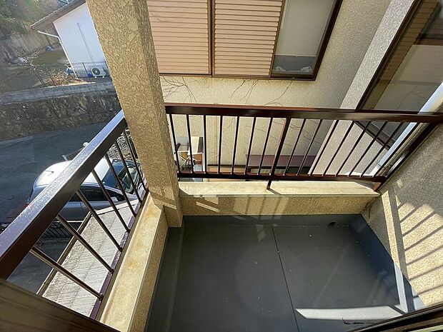 ２階に備わるコンパクトなバルコニーは鉄部塗装済みです。