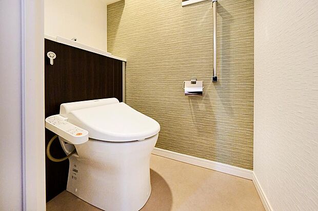 【トイレ】白を基調とした清潔感の高いお手洗い。上部に収納もついておりますので、とても便利です。