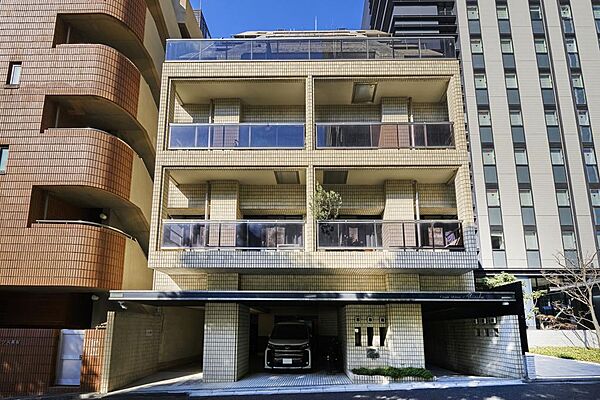閑静な邸宅地に佇む当マンションは、シンプルモダンのデザインが外観が特徴です。