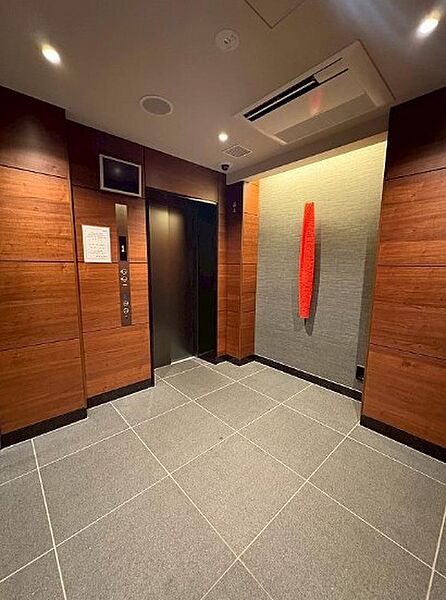 木目の温もりとシャープなデザインが調和した、スタイリッシュな共用空間。トリプルセキュリティを完備しており、お子様や女性の一人暮らしでも安心・安全。細部まで管理が行き届いた清潔感のある空間設計です。