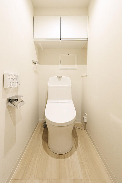 毎日使う場所だからこそ、清潔感と快適性にこだわった気品あるトイレ空間。明るく落ち着いた雰囲気の中で、日々の暮らしに心地よいゆとりとホッとする癒しのひとときをもたらしてくれます。