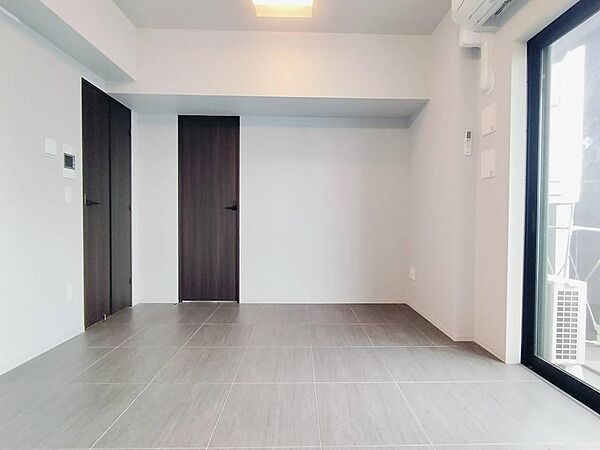 お気に入りの家具を、気の向くままに。レイアウトが楽しくなる、伸びやかな居室空間。