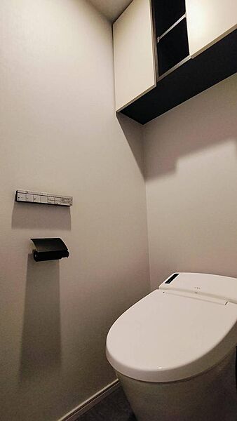 美しさと心地よさが同居する、ホテルライクなレストルーム。手洗いカウンターを備えた、ワンランク上の意匠空間。