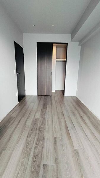 独立性を高めたお部屋。WICも配備しており、スッキリとした居住空間に。陽光も降り注ぐ明るく開放的な間取りが魅力的です。