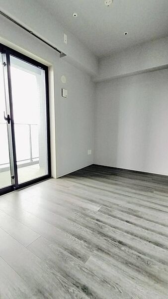 リビングに隣接する居室。引き戸を開け放てば２部屋が一体となり広々と快適空間が生まれます。