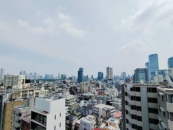 渋谷のダイナミズムと、松濤の静謐を眼下に。14階の特等席から見渡す、色鮮やかな東京パノラマ。