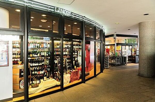 リンコスリバーシティ店　約80m　　　　　　　　　　　　　マンション敷地内にスーパーマーケットがあり、天候を気にせず、快適にお買い物ができます