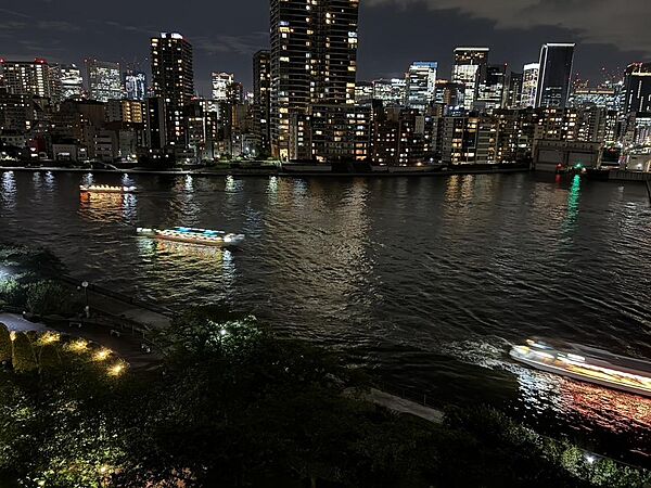 夜間は屋形船が行き交い、住戸から閑静ながら飽きのない眺望を味わえます。湾岸タワーマンションお住まいならではの特権ですね♪