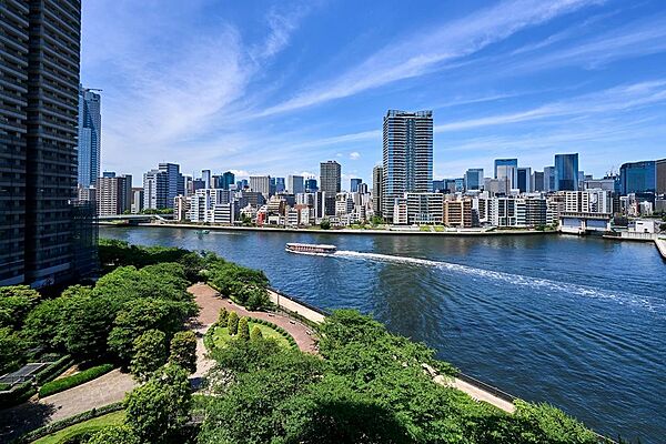 広大な水景と緑地を望む開放的な眺望。都心の利便性を享受しながら、自然の潤いを身近に感じるウォーターフロントライフが実現します。