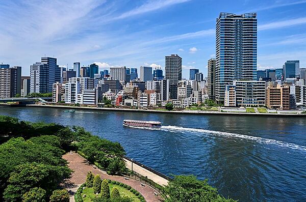 四季折々の緑と穏やかな水辺を見晴らす特等席。都心でありながら開放感に満ちた景色が広がり、日常を豊かに彩る贅沢なロケーションです。