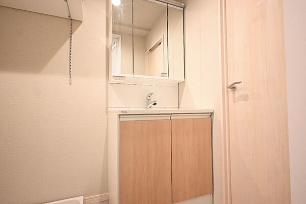大きく見やすい三面鏡で清潔感ある洗面台は、身だしなみチェックや肌のお手入れに最適です。何かとに物が増える場所だからこそ、スッキリと見映えの良い空間に拵えました。