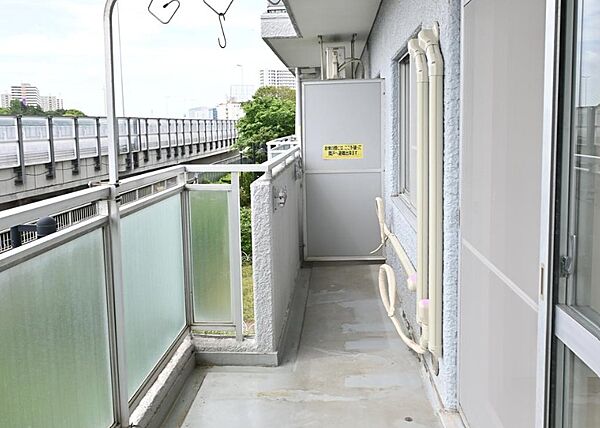 広々としたバルコニーは洗濯物もゆとりを持って干せますね♪