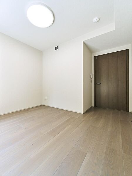 洋室約5.0帖。柱の出っ張りがない、すっきりとした空間となっており、家具の配置も容易です。また、テラスには種類豊富な植栽が配置され、お部屋からも四季折々の表情を一年を通じてお楽しみいただけます。