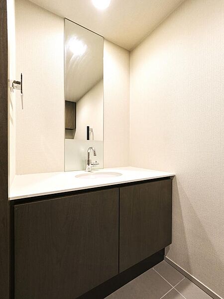 トイレはタンクレスを採用。空間がすっきりし、節水にもつながります。また、タンクがなく、奥行がある分、小さなお子様のいるご家庭ではトイレトレーニングにも役立ちます。