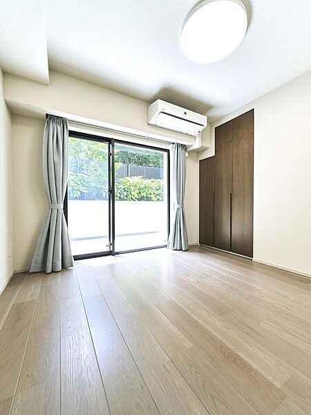 洋室約5.0帖。柱の出っ張りがない、すっきりとした空間となっており、家具の配置も容易です。また、テラスには種類豊富な植栽が配置され、お部屋からも四季折々の表情を一年を通じてお楽しみいただけます。