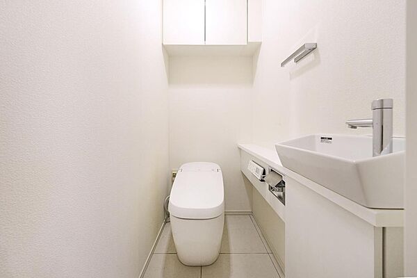 白を基調とし、清潔感のある空間に仕上がりました。人気のウォシュレットタイプを採用し、日々の生活を快適に♪