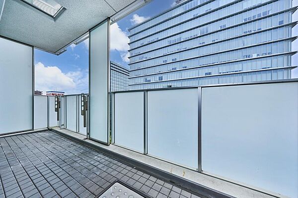 広々としたバルコニーは洗濯物もゆとりを持って干せますね♪