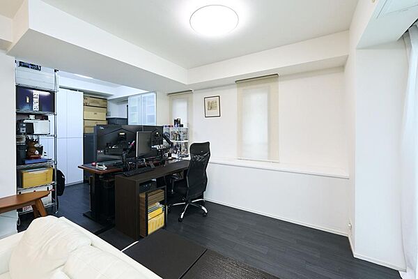 床にはシートを敷いてあります。大切に住まわれているお部屋です。