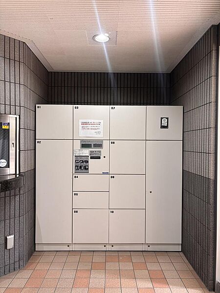 不在時や非対面でも24時間いつでも荷物を受け取れる、便利な宅配ボックス。再配達の手間を省き、ネットショッピングを頻繁に利用される方や、帰宅時間が遅くなりがちな世帯にも心強い味方です。