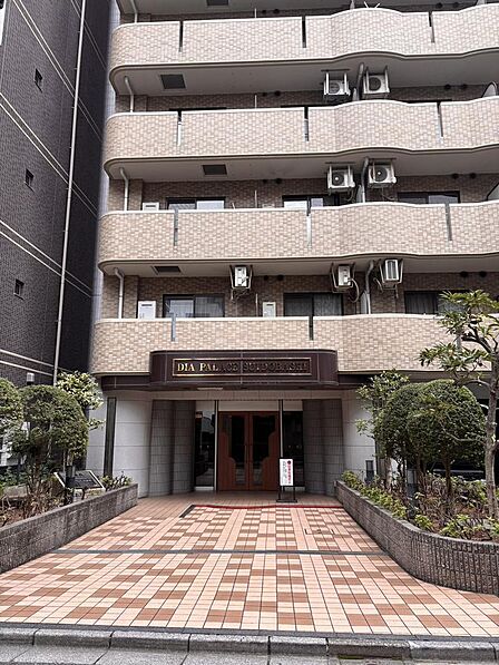 居住者やゲストを心地よく迎え入れる、開放的で意匠を凝らした美しい空間が日々のモチベーションを高めてくれます。