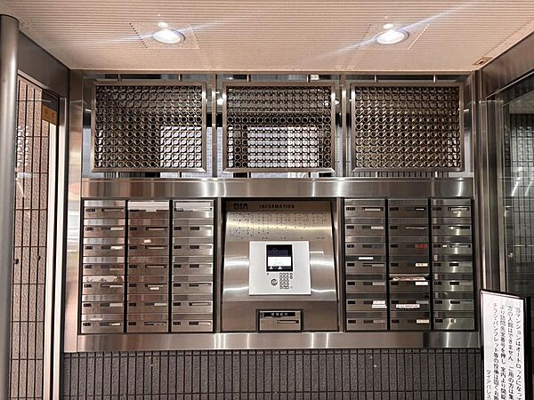 すっきりとしたスタイリッシュなデザインで、毎日の郵便物の確認や取り出しもスムーズに行える使い勝手の良い設計です。