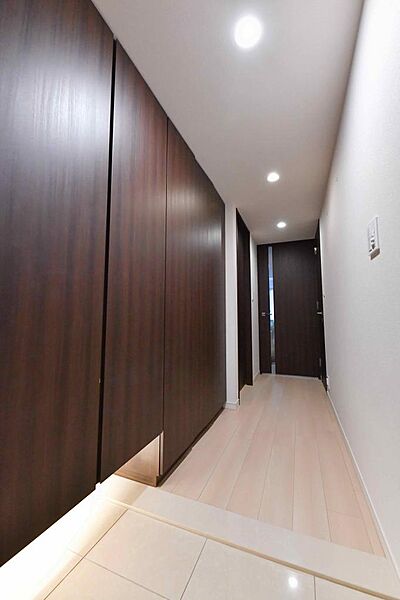 収納もしっかり計画されており、無駄のない配置です。写真左側壁面部分は全面収納となっております。