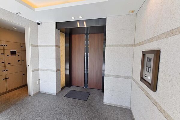 館内は静寂な中が保たれており、管理が行き届いている印象を受けました。重厚感溢れるエントランスは、マンションの一つの特徴でもあります。