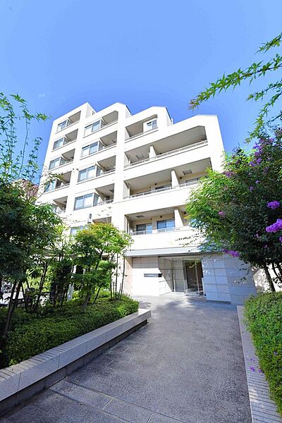 【外観】忙しく過ぎゆく日常を置き去るほど、ゆったりした時間が流れる住環境。『快適』は「家」と「街」と「環境」が調和した時に訪れるのだと改めて感じさせてくれます。