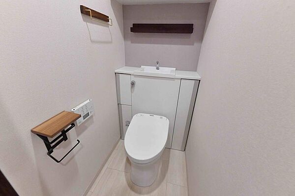 【トイレ】白を基調とし、清潔感のある空間に仕上がりました。人気のウォシュレットタイプを採用し、日々の生活を快適に♪