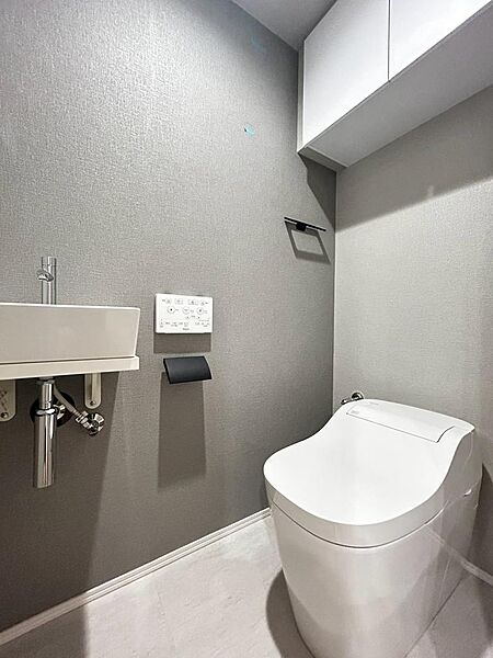 白を基調とし、清潔感のある空間に仕上がりました。人気のウォシュレットタイプを採用し、日々の生活を快適に♪