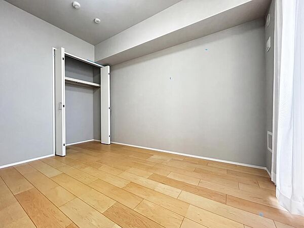 ゆとりを感じさせる広さの主寝室は、心身を静かに満たすシックな趣き。採光と通風に優れ、衣服等をたっぷりしまえる収納も備えています。
