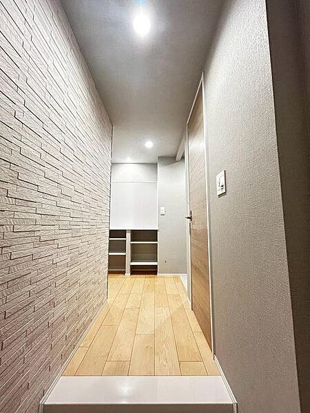 上質感漂う玄関。居住者の帰り、訪れる方を優しく迎える安らぎに満ちた生活空間を予感させる。健やかな暮らしを楽しめそう。