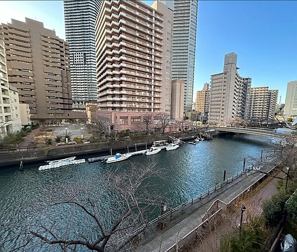川の幅がある分、前面に建物の圧迫感が少なく、空が広く見えて開放的な眺望が楽しめます。
