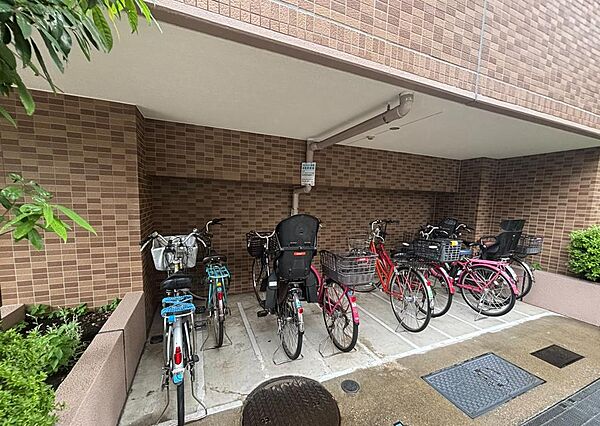屋根付きの駐輪場を完備。大切な自転車を雨や直射日光から守り、劣化を防ぎます。日々の通勤・通学や買い物への移動もスムーズに行えます。
