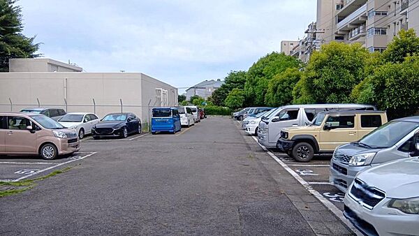 駐車場は平面なので、出入りもラクラクです。空きは要確認。