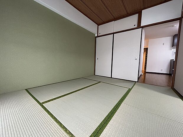 和室（約6.0畳）　畳と木目の天井により、和の雰囲気を感じることができます。