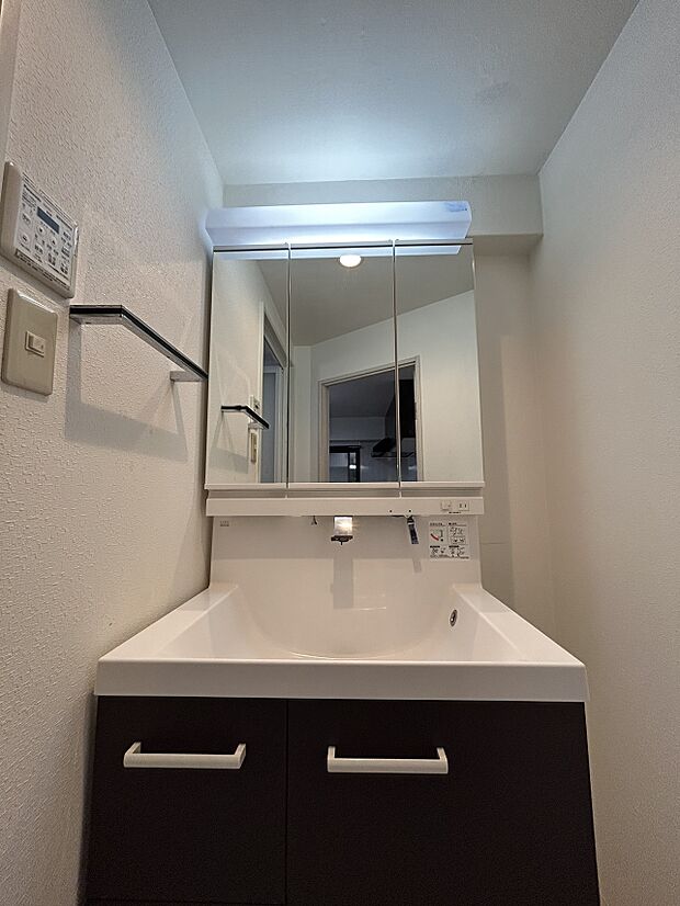 三面鏡付独立洗面化粧台身だしなみチェックがしやすい大きな鏡。収納スペースもたっぷりな独立洗面台