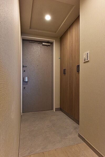 【玄関】玄関にはシューズボックスを備えており、ご家族分の靴などがたっぷり収納可能。清潔感のある空間で、気持ちよくゲストをお迎えできそうです。