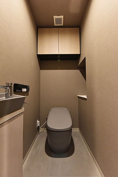 【トイレ】毎日清潔に使用できる、温水洗浄便座を備えています。壁にリモコンが付いており、操作がしやすいです。独立した手洗い器があり、使用後すぐに手洗いできて衛生的。