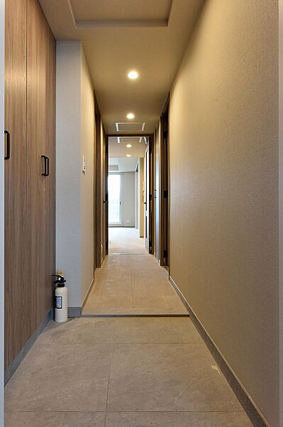 【廊下】全居室に加え、廊下にも収納スペースを設けています。掃除用具や防災グッズの収納に便利です。フローリング仕様で、日々のお手入れがスムーズ。
