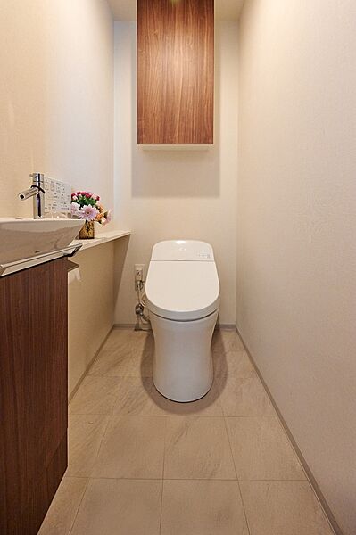 【トイレ】温水洗浄便座付きのトイレです。寒い時期でも温かな便座で快適に使うことができます。独立した手洗い器があり、衛生面にも配慮されています。