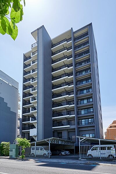 【現地外観写真】9階部分の角住戸で、両面バルコニーならではの風通しと開放感が魅力です。玄関はポーチ付きのため、共用廊下から室内が見えにくいです。