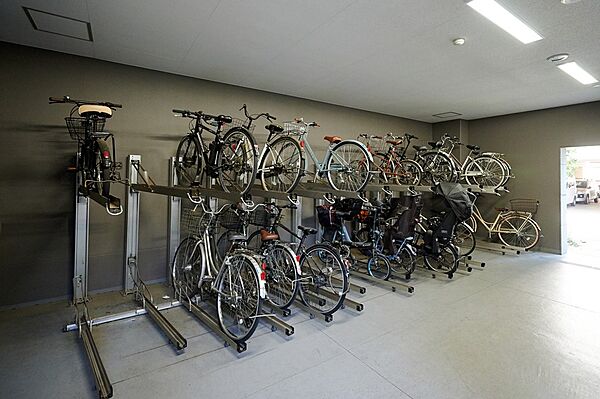 【駐輪場】自転車の転倒リスクを軽減できる、ラック付きの駐輪場です。屋内のため、雨や直射日光から自転車を守ることができます。