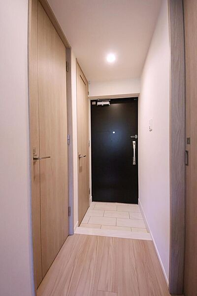 【玄関】玄関にはSICが備わっています。ご家族分の靴や雨具のほか、アウトドア用品、お子様の外遊びグッズなどもまとめて収納可能。土足のまま出入りでき便利です。
